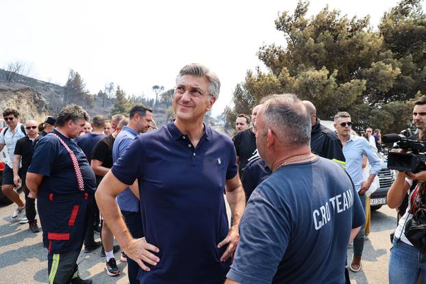 Premijer Andrej Plenković u obilasku požarišta u Omišu