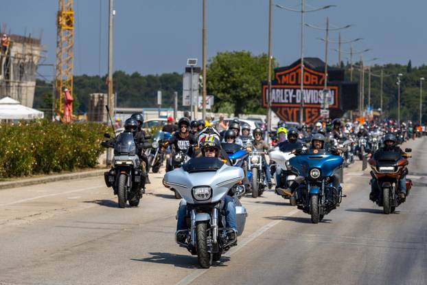 Nekoliko tisuća vlasnika Harley Davidsona prolazi kroz Pulu u defileu