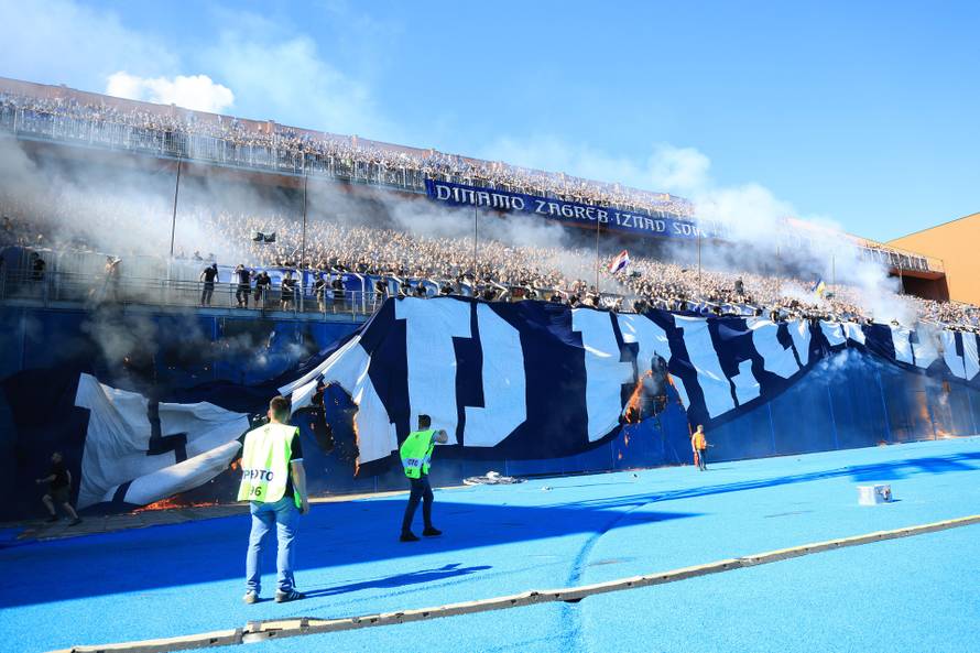 Torcida zapalila veliki transparent Bad Blue Boysima