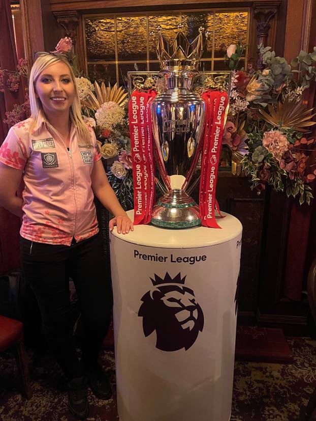 FOTO Kraljica pikada zamijenila je košulju bikinijem i oduševila