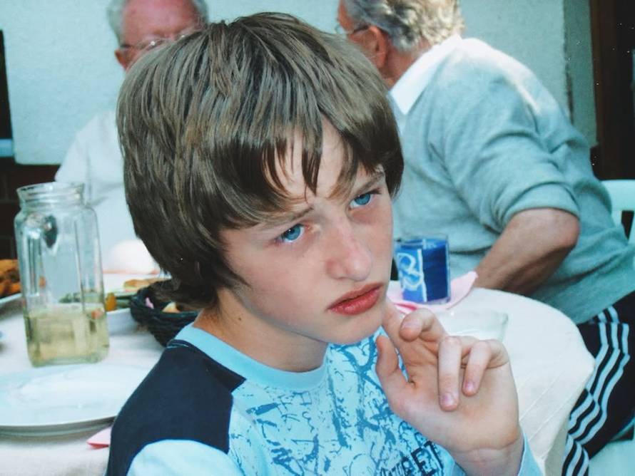 Znaš li tko sam? Kao dječak je pjevao u malenoj sobi, a danas osvaja vrhove top ljestvica...