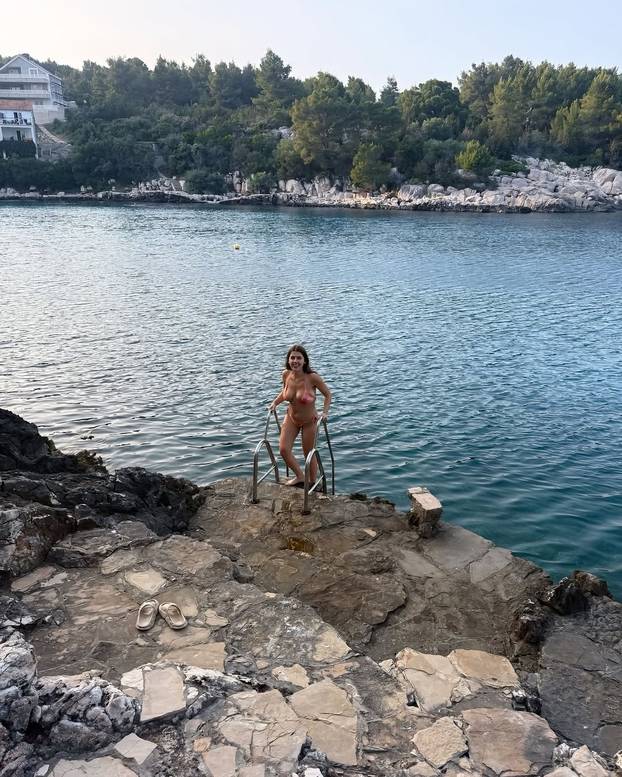 Sjećate se Selme i njenih izjava? Cijelo ljeto pozirala je golišava