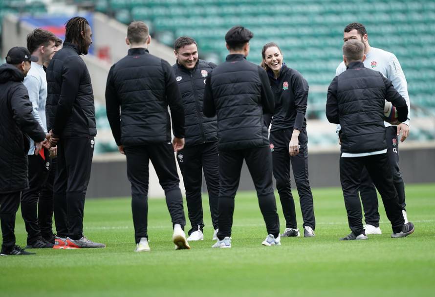 Kate Middleton zaigrala ragbi pa na trenutak završila u zraku