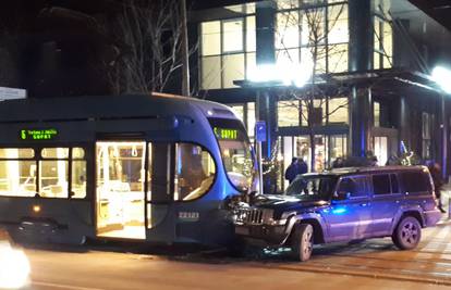 Zagreb: Sudar auta i tramvaja, srećom samo materijalna šteta