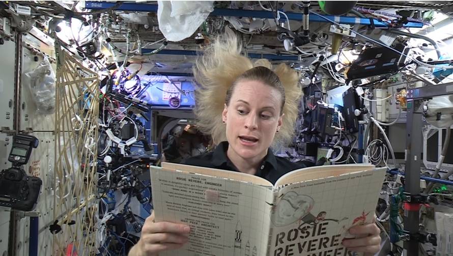 Astronauti djeci čitaju priče za laku noć sa postaje u svemiru