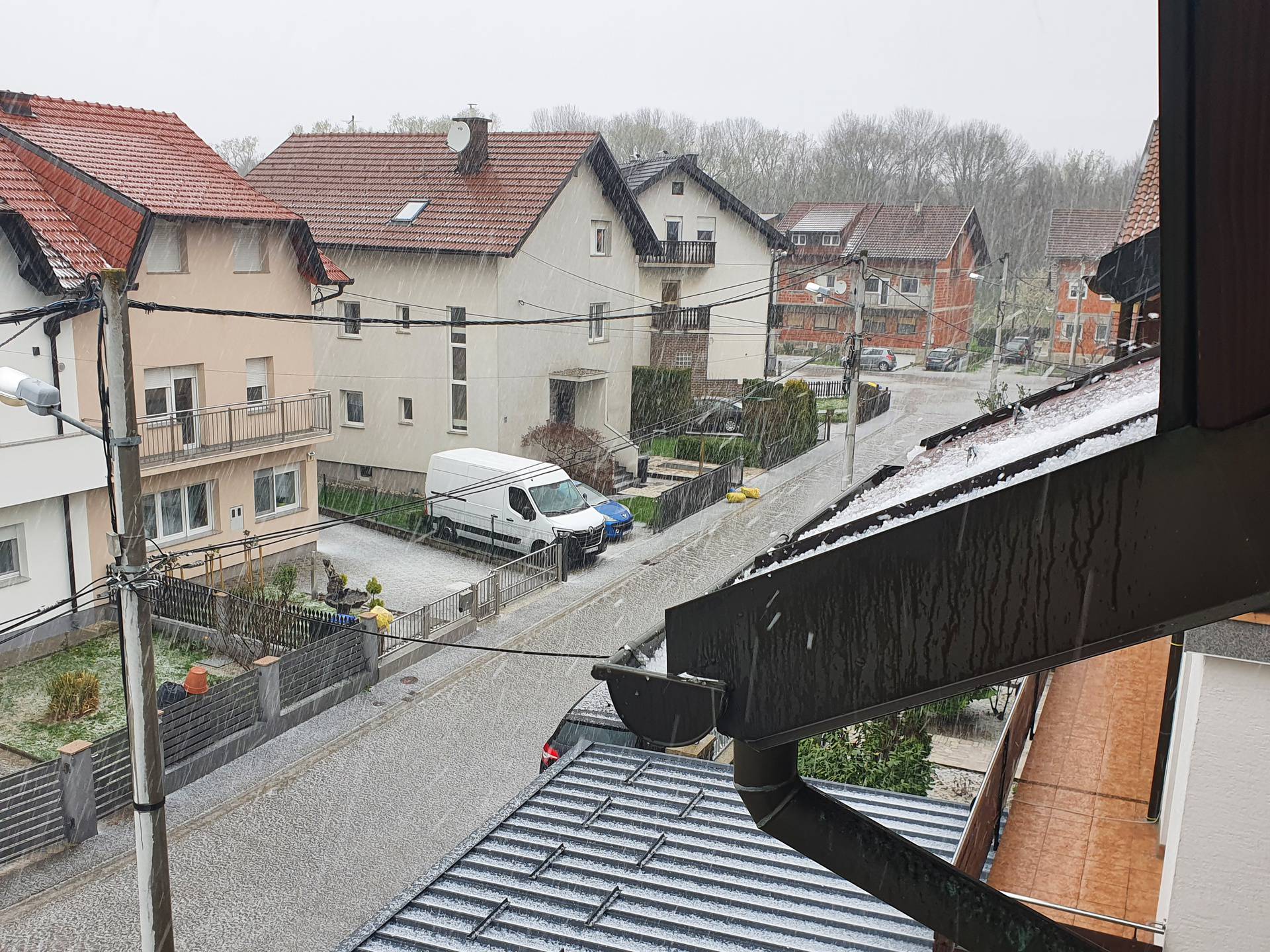 Ceste bijele, a nije Božić: Tuča i jak pljusak pogodili su Zagreb