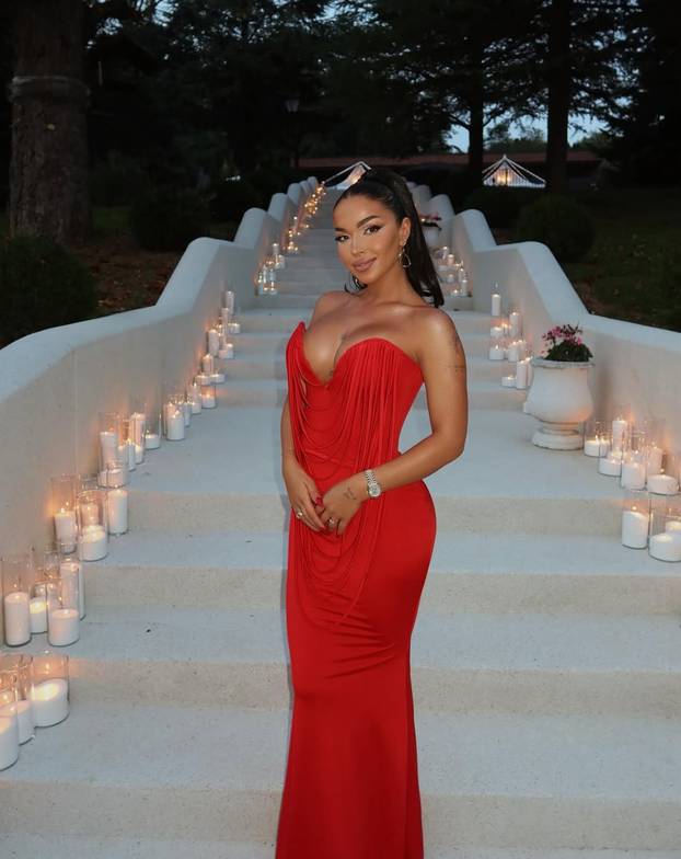 FOTO Voli pozirati u tangicama i naglašavati obline: Popularna 'Džehvy' uskoro stiže u Zagreb