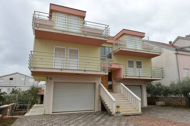 24SATA Tomislav Baus ispred svoje ku&cacute;e u Pirovcu