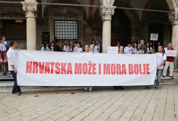 Na današnji 2016. održani veliki prosvjedi "Hrvatska može bolje" u znak potpore kurikularnoj reformi