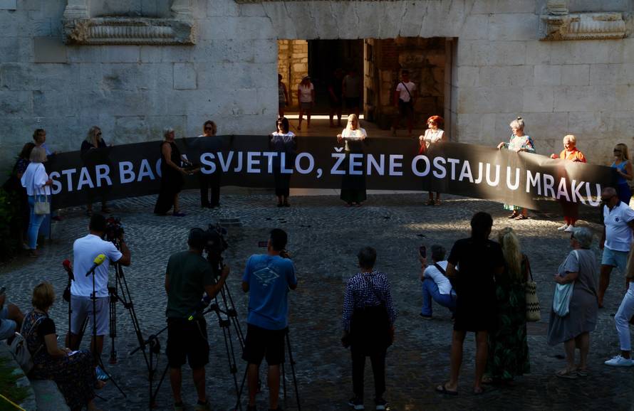Split: Održana akcija "Dok ministar baca svjetlo, žene ostaju u mraku"