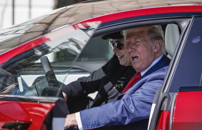 Trump: 'Napadači na Teslina prodajna mjesta proći će pakao'