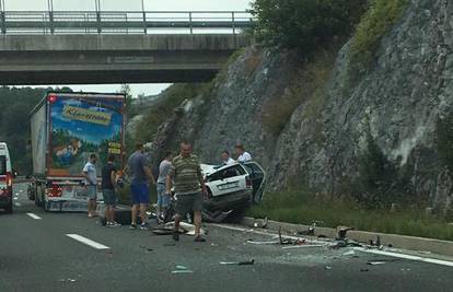 Auto smrskan, vozača prebacili u riječku bolnicu nakon sudara