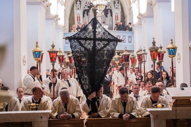Jelsa: Ispraćaj jelšanskog križa i početak procesije "Za križen"