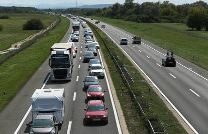 HAK: Na A1, između Otočca i Žute Lokve, zbog prometne nesreće vozi se jednom trakom