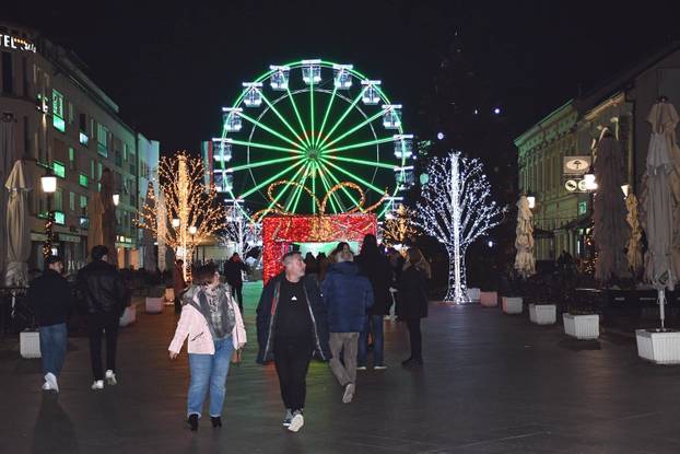 FOTO Čarolija Adventa: Diljem Hrvatske zablistali su gradovi, pogledajte prekrasnu atmosferu