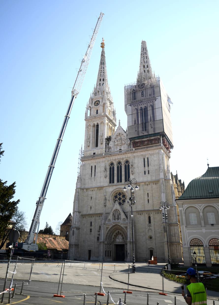 U utorak trebali rušiti toranj katedrale, ali puhao je vjetar