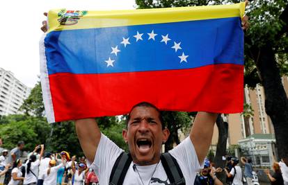Oporba ne popušta:  Tisuće na ulicama traže ostavku Madura