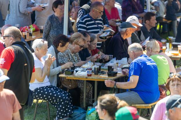 Osijek. Podjela graha na lijevoj obali Drave na Praznik rada