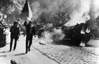 Sovjeti su uzvratili tenkovima: Mladi i radnici izašli su na ulice