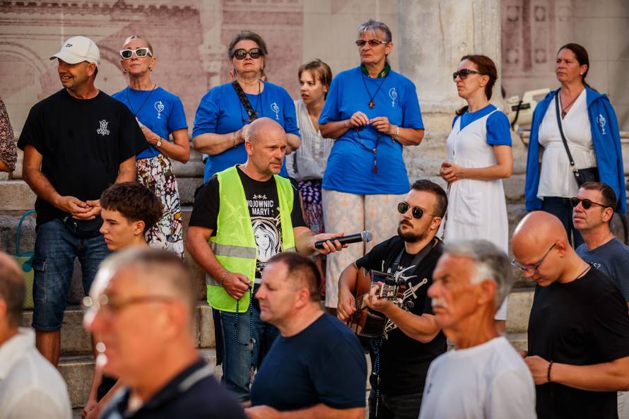 Split: Molitva krunice na Splitskom Peristilu