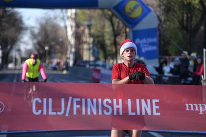 Ulicama Zagreba: Humanitarna i kostimirana utrka Advent Run