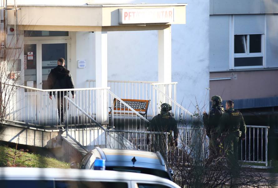 Zagreb: Policija s dugim cijevima ispred KBC Sestre milosrdnice 