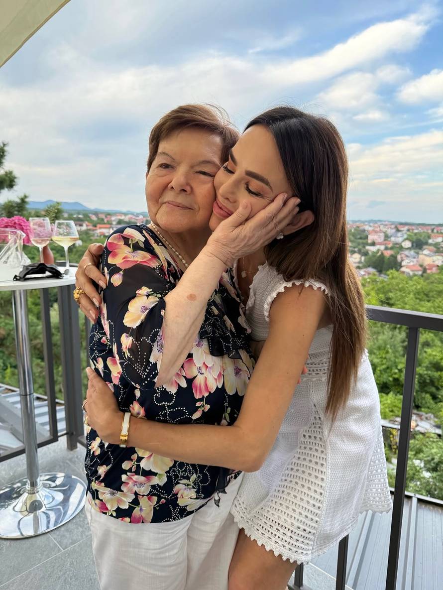 Severina posvetila emotivnu objavu mami: 'Nisam mogla izbaciti ni jednu jer...'