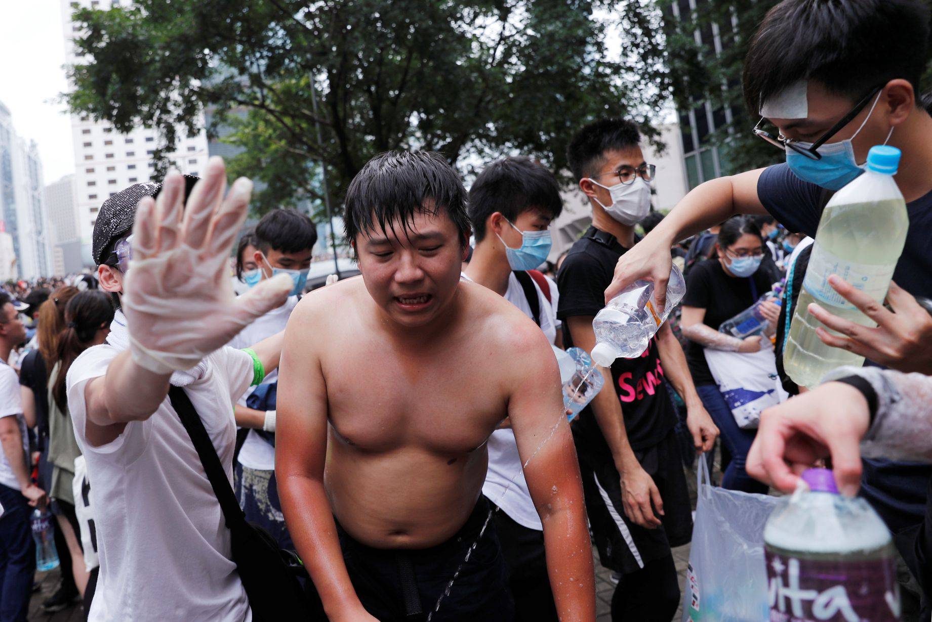 Veliki nemiri u Hong Kongu: Suzavcem gađaju prosvjednike