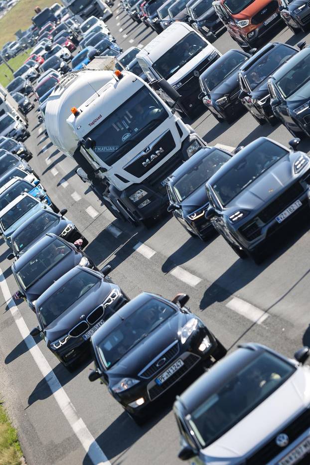 Zagreb: Gužve prema Jadranu, kolone vozila protežu se kilometrima
