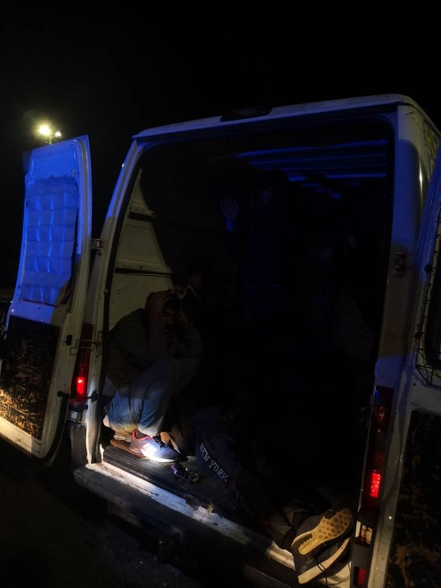 Krijumčario je kombi pun ljudi, zabio se u blokadu na Lučkom