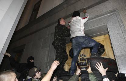 Žele osvetu: Desničari su pred zgradom parlamenta u Kijevu