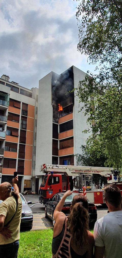 Sa šestog kata spasili trudnicu i dijete - spuštali ih platformom