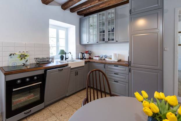 FOTO Ovaj predivan kameni dvorac s bazenom se prodaje za manje od 2 milijuna eura!