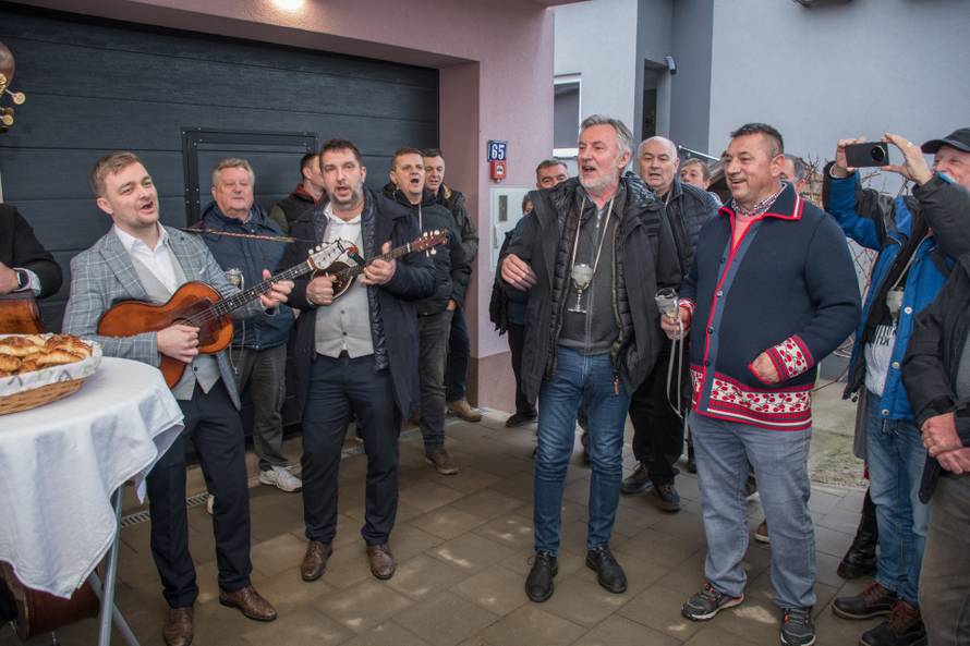 Škoro blagoslovio vinograd pa je počastio selo kobasicama, kulenom, slaninom i pjesmom