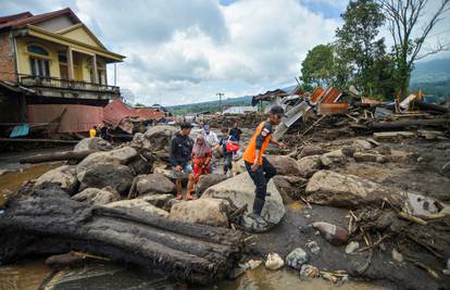 VIDEO Užas u Indoneziji: Hladna lava i bujične poplave sravnile kuće. Najmanje 37 ljudi mrtvo...