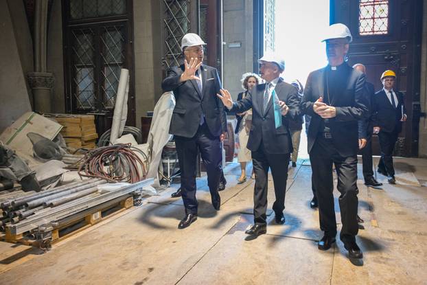 Zagreb: Premijer Plenković se sastao sa zagrebačkim nadbiskupom Draženom Kutlešom i obišao katedralu