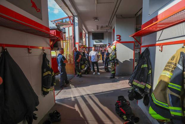 Stipe Miočić prvi se put u životu spustio niz šipku u vatrogasnoj postrojbi Zagreb