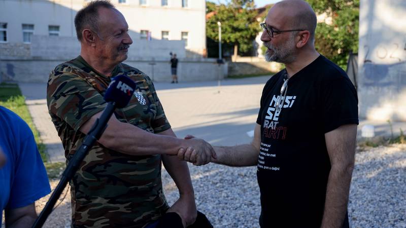 FOTO Organizatori odgođenog festivala mirno prosvjedovali u Benkovcu: Marširali s kamenom