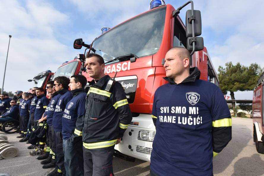 Tisno: DVD organizirao prosvjed podrÅ¡ke za sluÄaj stradalog vatrogasca Franu LuÄiÄa