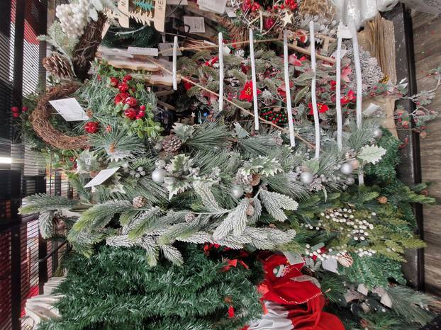 FOTO Još 92 dana do Božića, a ukrasi već stigli: Tko požuri, birat će među pravom raskoši