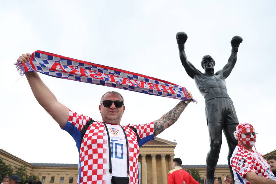 SP 2026 Philadelphia: Navijači Hrvatske fotografiraju se uz spomenik Rockyju
