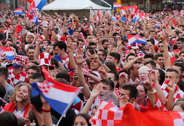 Zagreb: Atmosfera na Trgu uoÄi poÄetka utakmice Äetvrtfinala Rusija - Hrvatska
