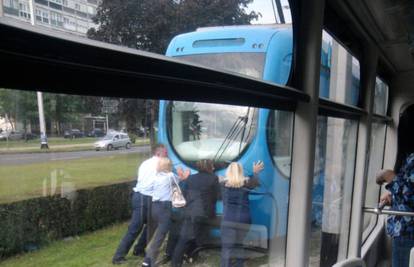 Pogurali su tramvaj koji se pokvario u Novom Zagrebu