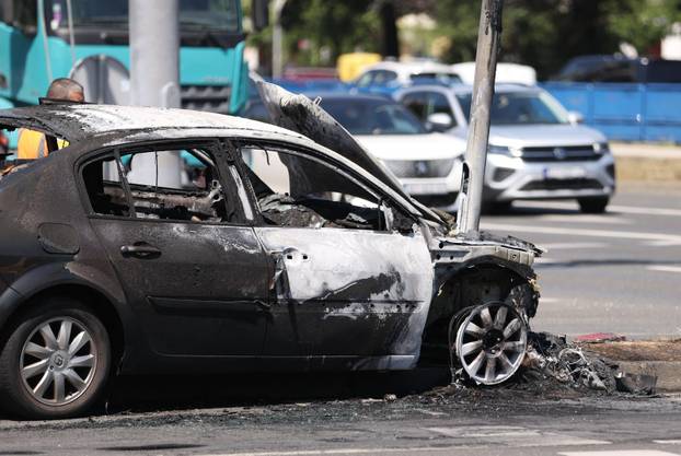 Buknuo automobil u Novom Zagrebu na raskrižju, zapalio se i semafor