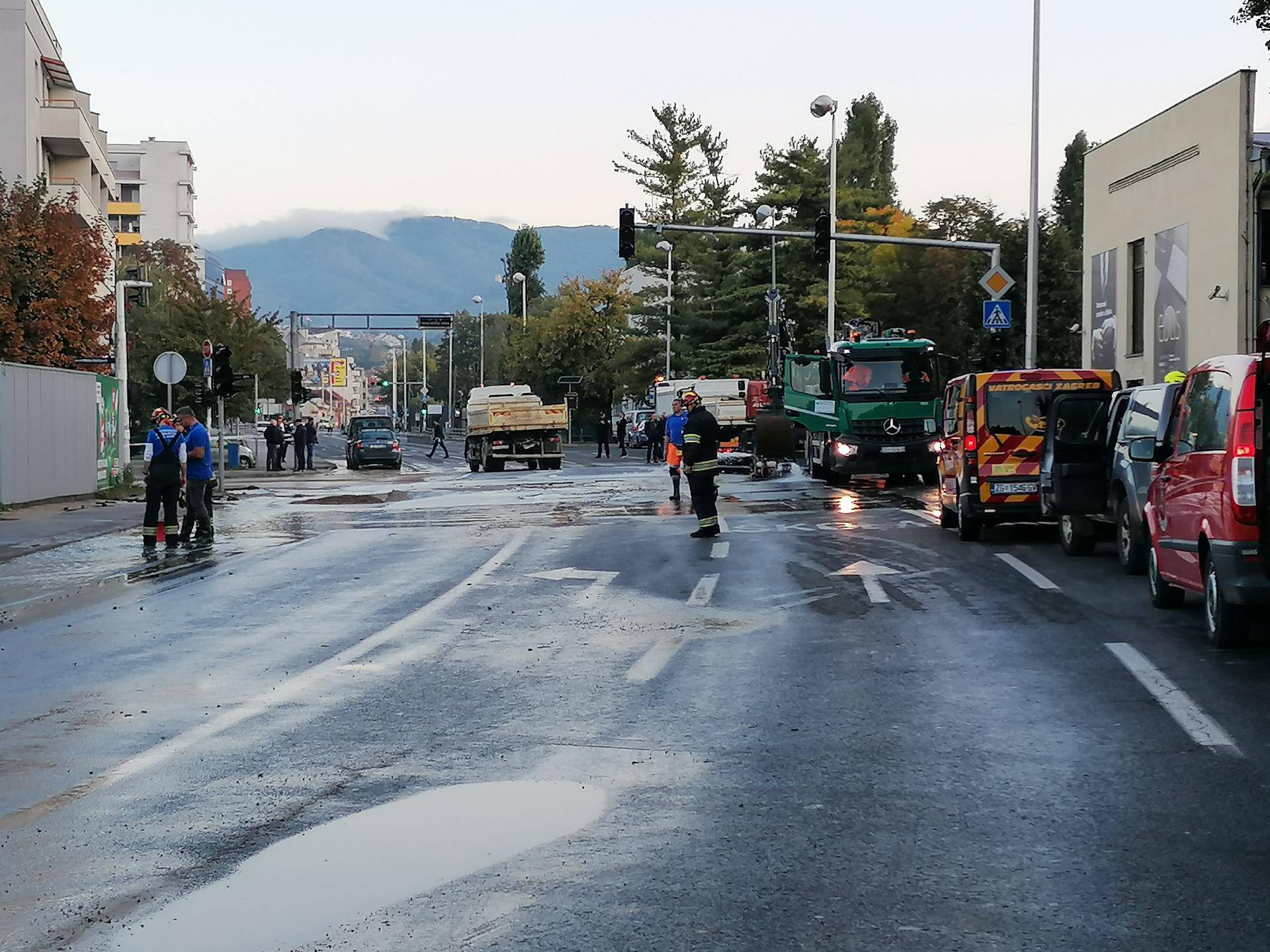 Ponovno pukla cijev na Selskoj: Vatrogasci od jutra ispumpavali vodu iz poplavljenih objekata