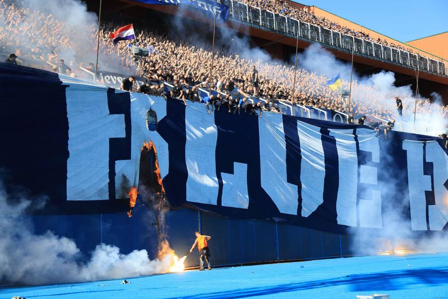 Torcida zapalila veliki transparent Bad Blue Boysima
