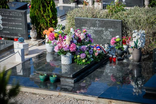 Vela Luka: Prije točno 5 godina umro je Oliver Dragojević, građani na njegovom grobu pale svijeće i ostavljaju poruke 