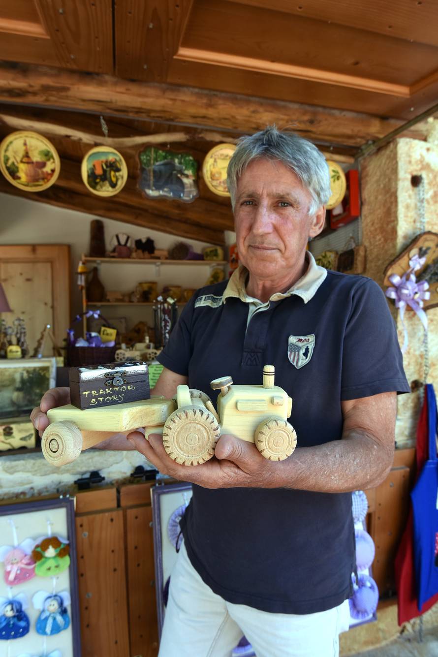 Silvio je naš kralj traktora: U kolekciji ima Ferrari, Porsche...