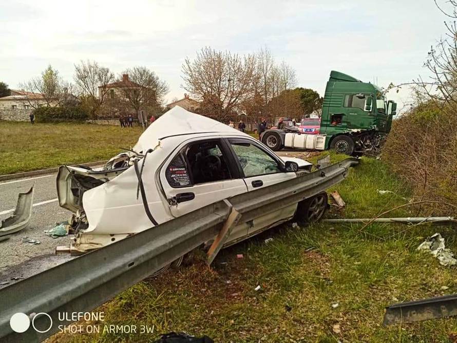 Vozač iz Honde na intenzivnoj, ima teške ozljede. Vatrogasci su ga morali izvlačiti iz automobila