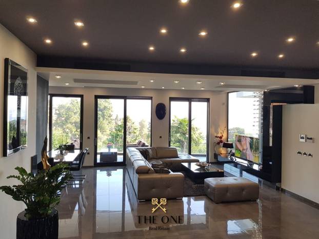 FOTO Ekskluzivnu vilu u Opatiji prodaju za 3,9 mil. eura: Unutra sve bliješti od stotina lampica!